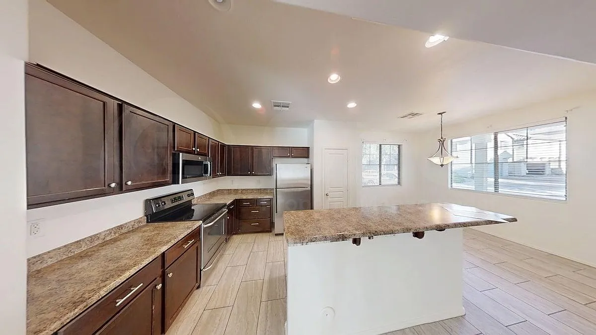 3 bed, 2.5 bath, 1776 sqft, $2,025 — Photo 4