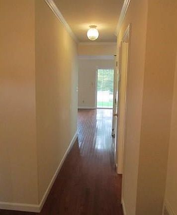 3rd image of 2 Pond Hill Ln