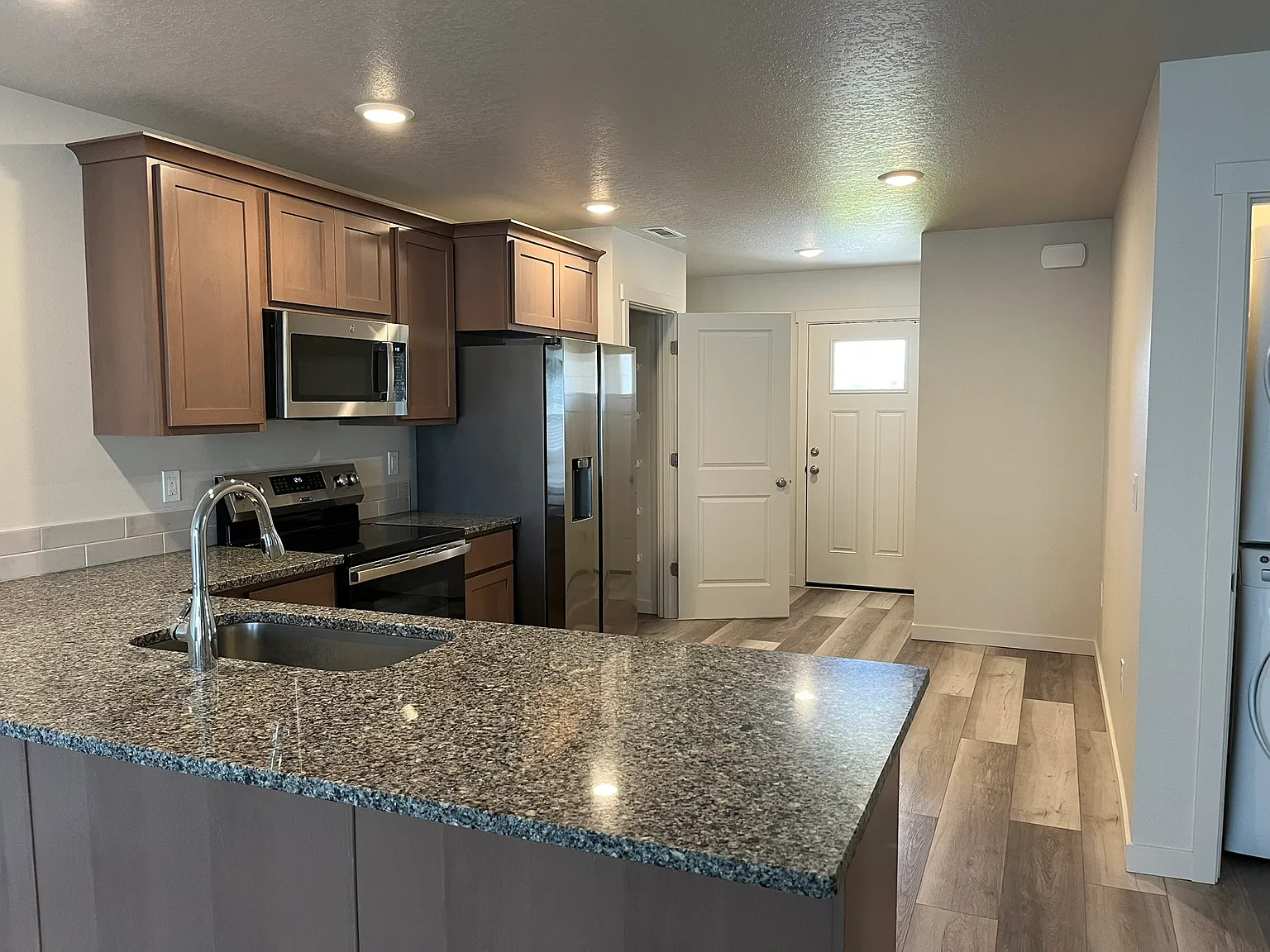 2 bed, 975 sqft, $1,900 — Photo 2