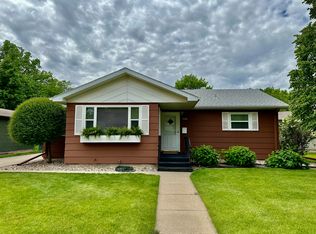1422 Dick Dr, Aberdeen, SD 57401