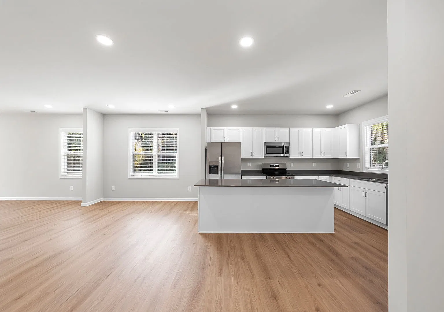 2211 Garden Pl - Convenient 4BR 4BA Duplex — Photo 3