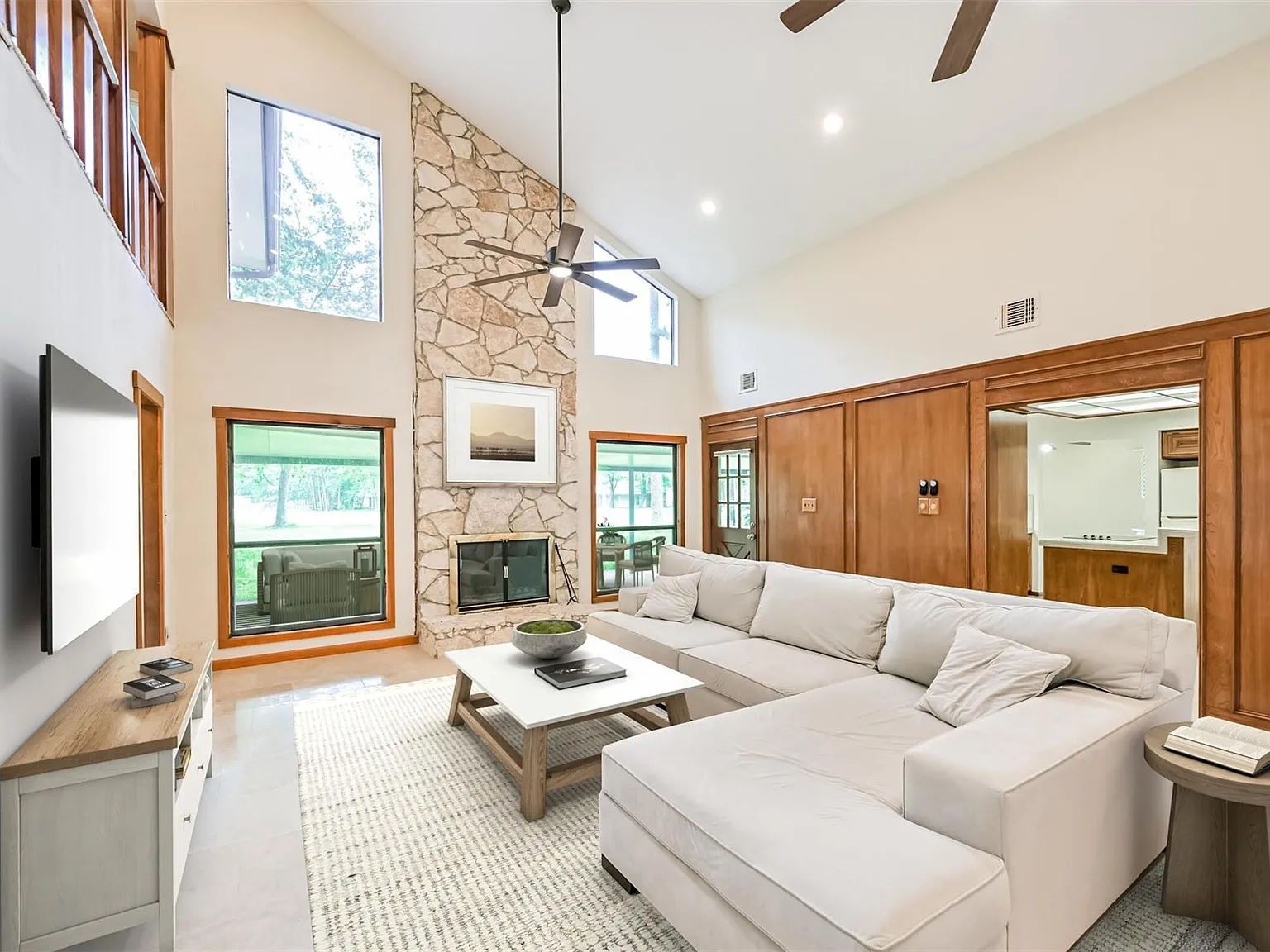 3 bed, 2.5 bath, 2697 sqft, $2,800 — Photo 2