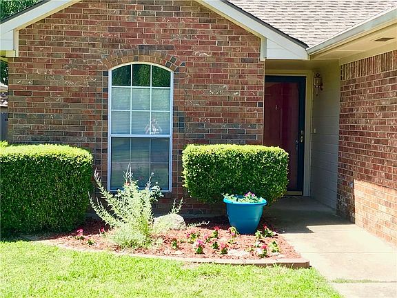 2nd image of 1420 Buena Vista Cir