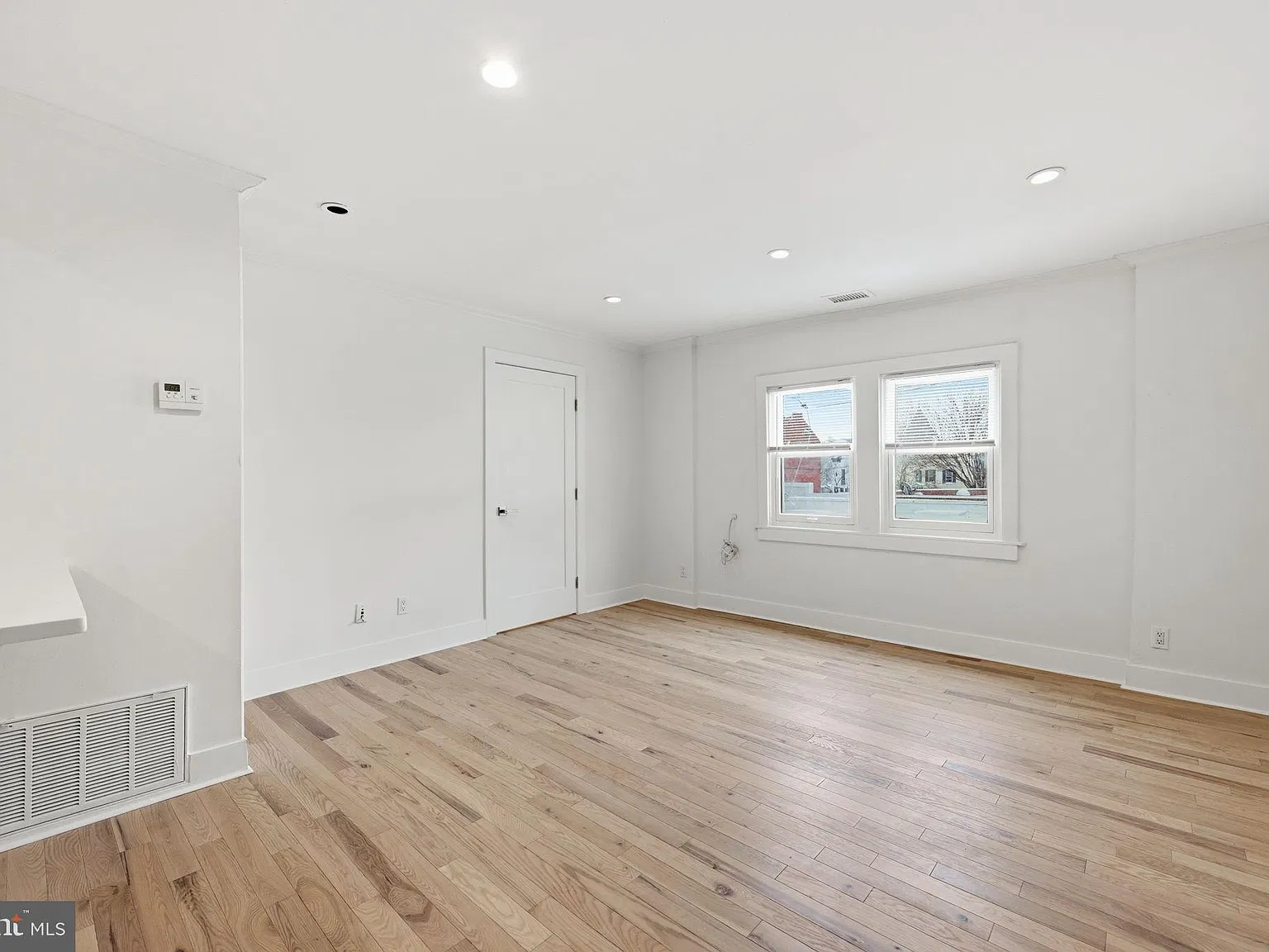 2 bed, 1.0 bath, 800 sqft, $2,850 — Photo 2