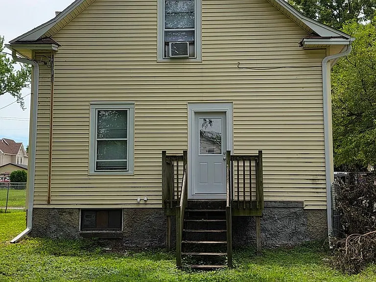 1705 Gillette St — Photo 2