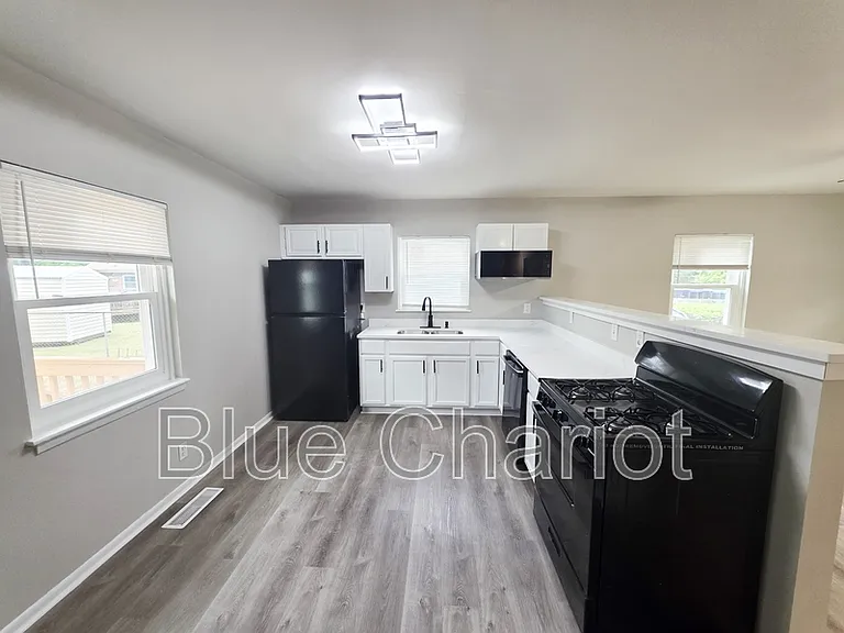 837 Waring St — Photo 12