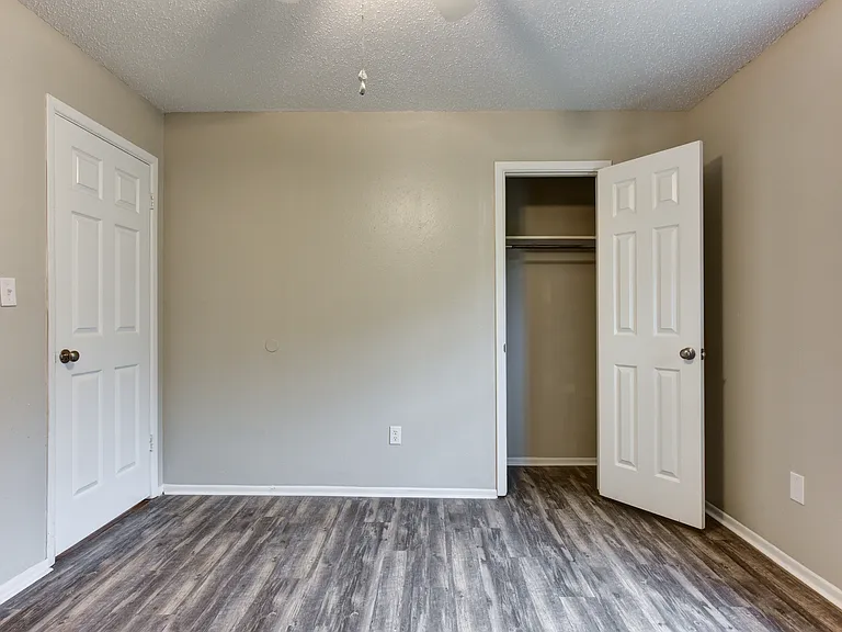 2050 S Saunders St — Photo 20