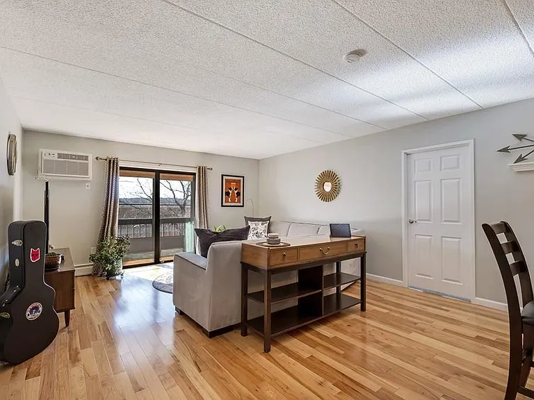 180 Green St #204 — Photo 4