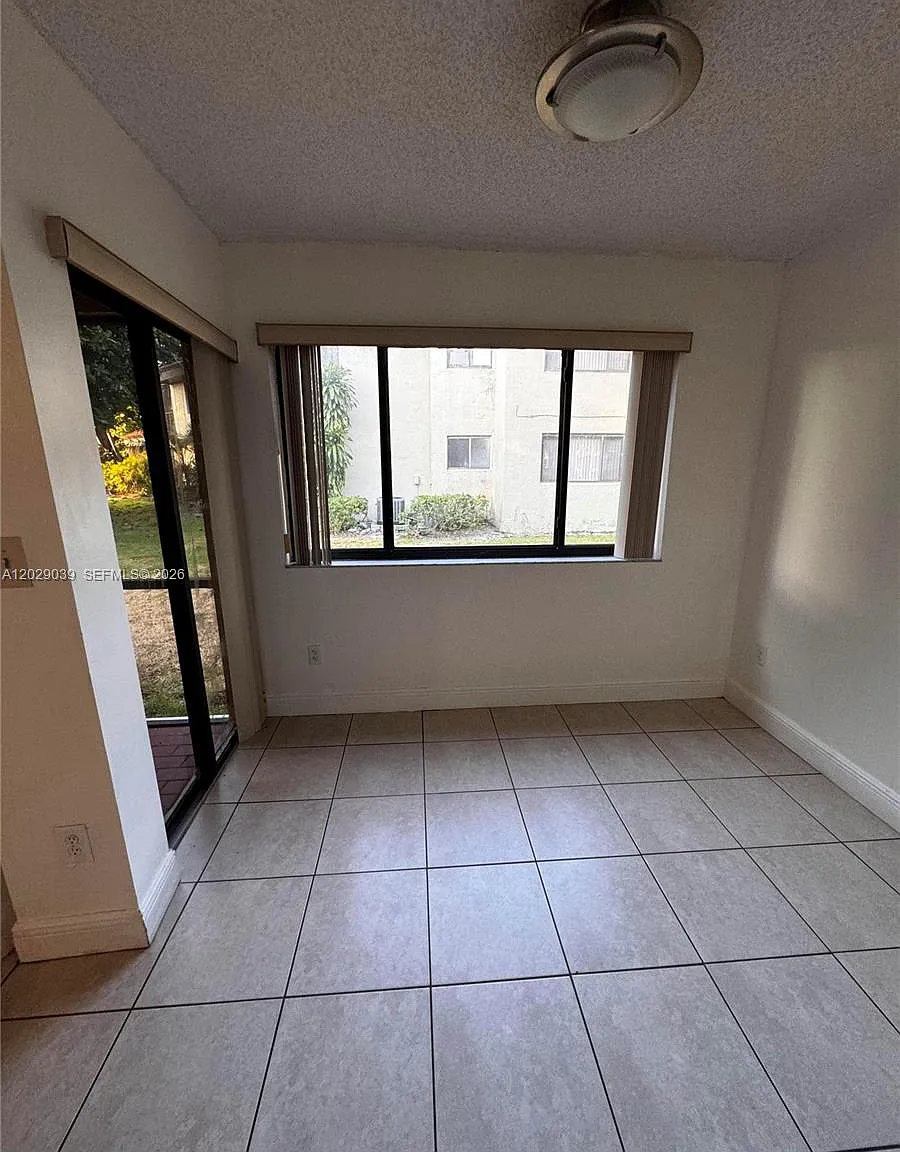 Esprit Condo — Photo 2