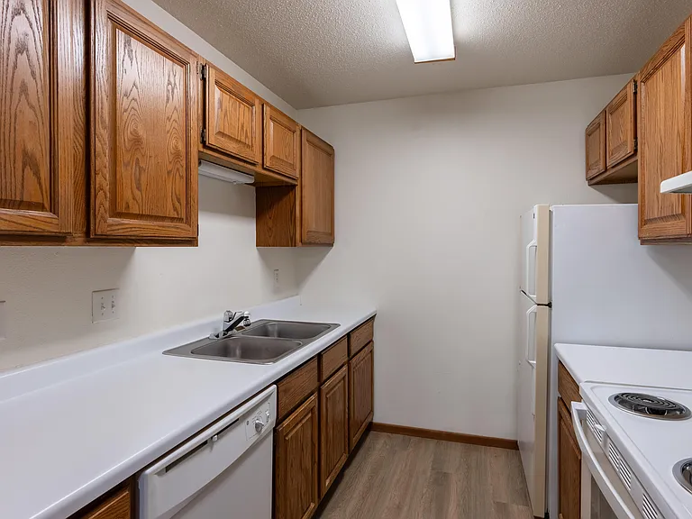 Fargo, ND Briar Pointe Apartments | 21A | Kitchen