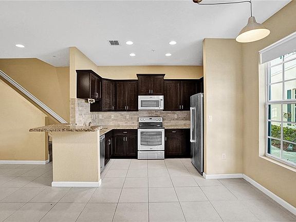 2nd image of 605 SW 2nd Ter #605