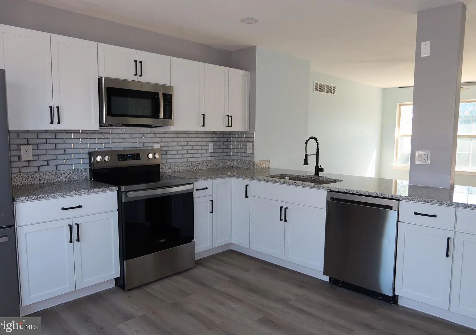 3 bed, 1.5 bath, 1724 sqft, $1,800 — Photo 2
