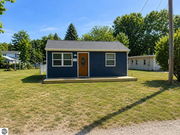 124 N Wheeler St, Oscoda, MI 48750