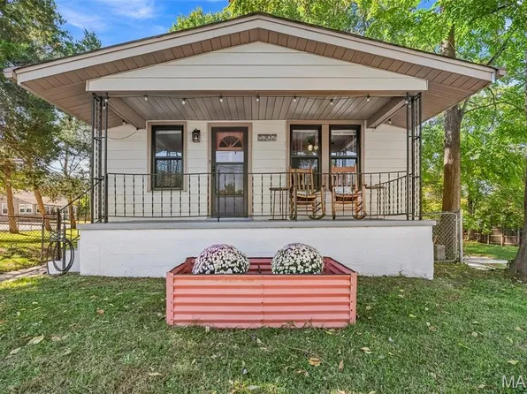 5302 Heege Rd, Saint Louis, MO 63123