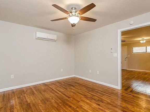 4th image of 2128 Oakdale St #21