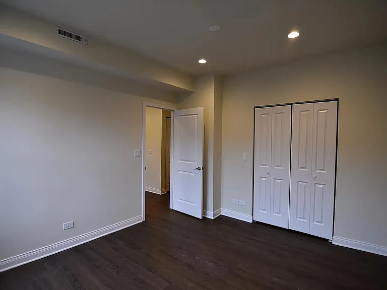 1906 W Montrose Ave #3 — Photo 6