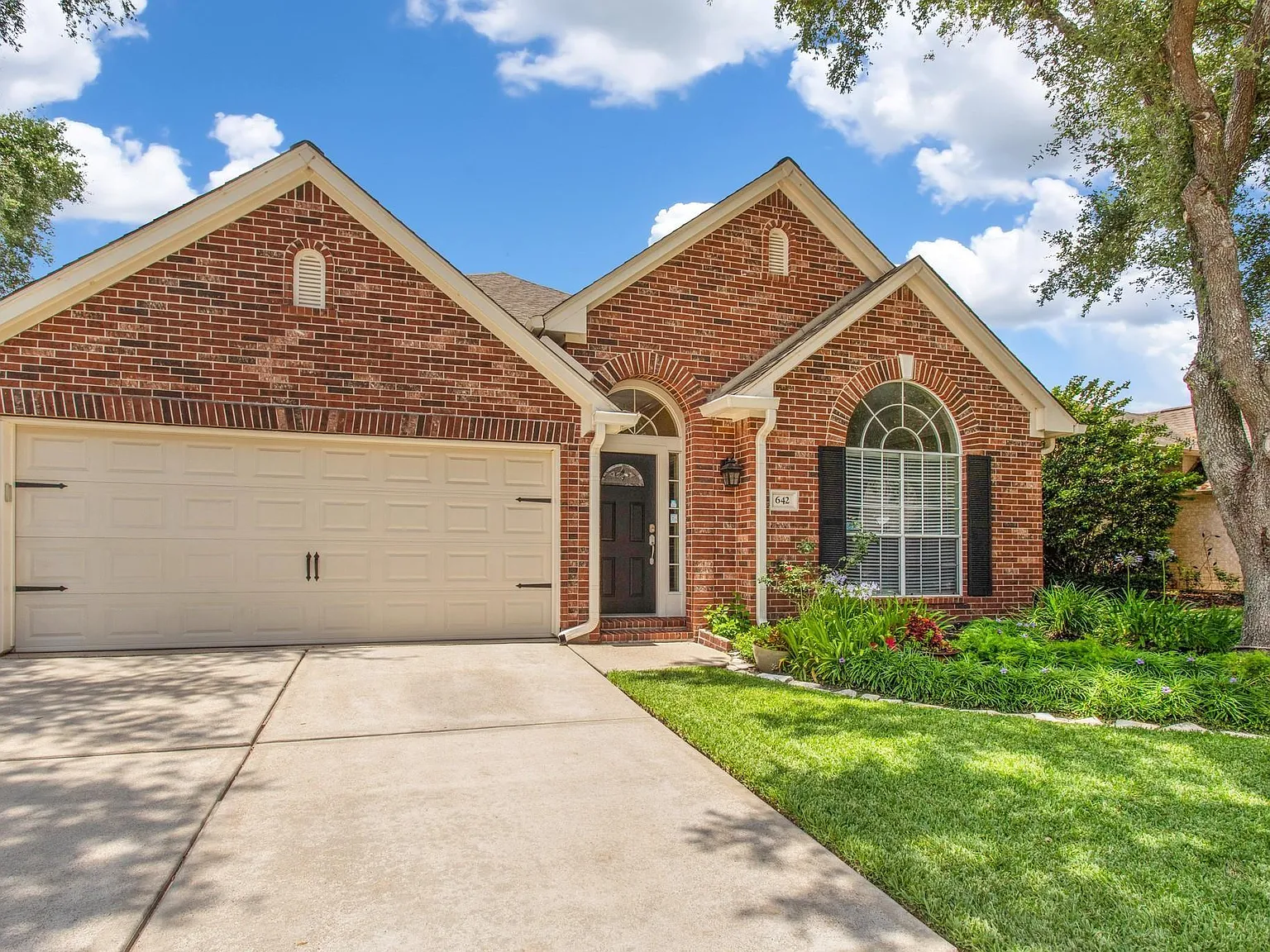 3 bed, 2.0 bath, 2095 sqft, $2,850 — Photo 2