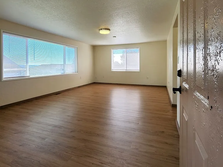 10914 Willow Rd — Photo 2
