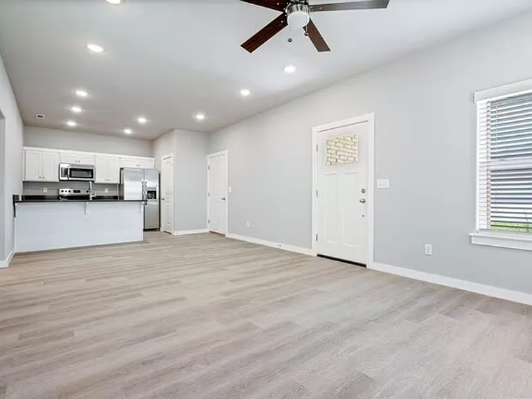 275 N Hunter St — Photo 5