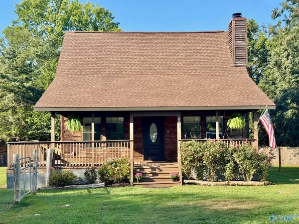 878 NE Fields Rd, Laceys Spring, AL 35754