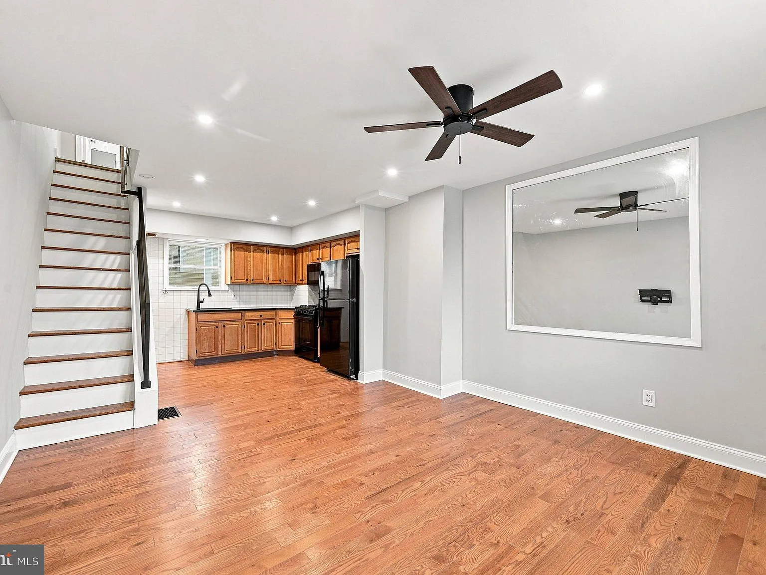2 bed, 1.0 bath, 776 sqft, $1,300 — Photo 2
