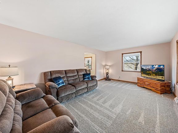 5th image of 18 Milan Manor Dr