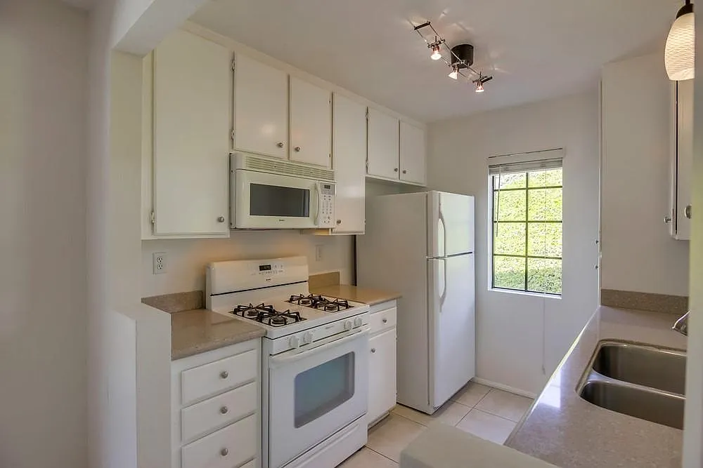 2 bed, 881 sqft, $2,850 — Photo 3