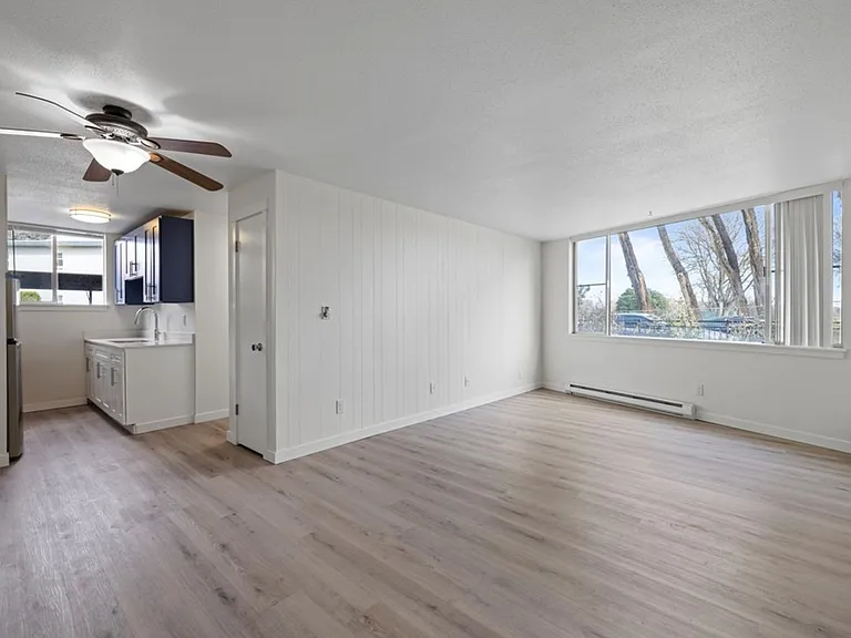Dolphin Apartments: Leasing Specials! Great location in Kennewick — Photo 44