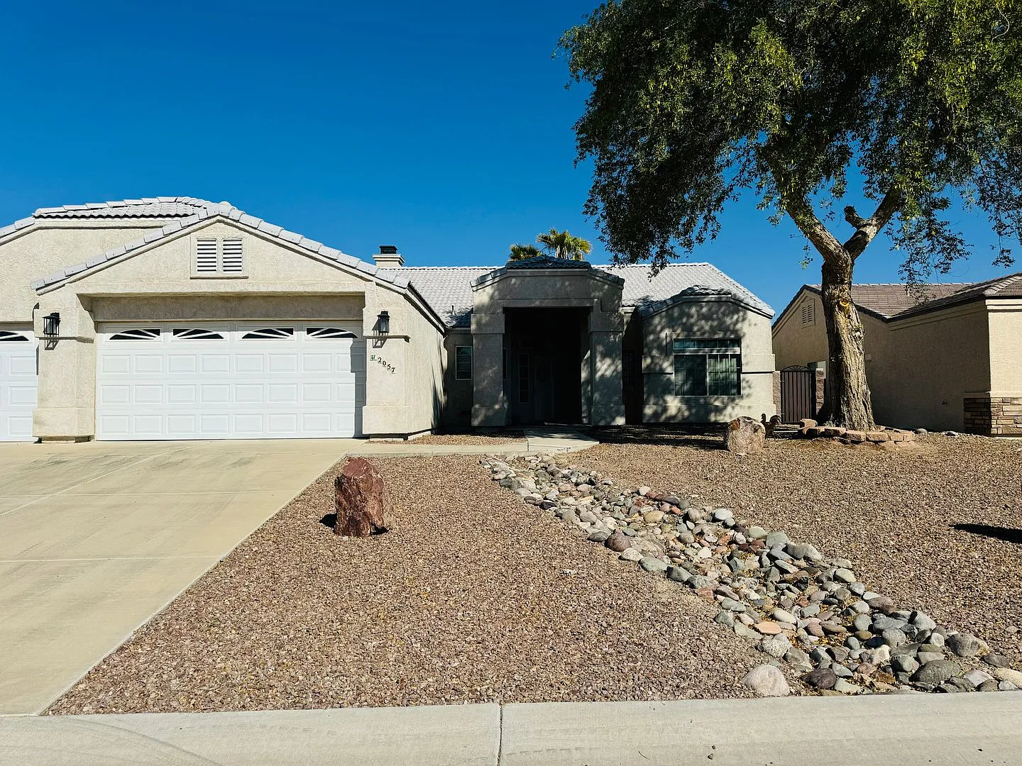 Spacious 3-Bedroom Home with Mountain Views, 3-Car Garage, and Furnished in Desert Lake Estates — Photo 2