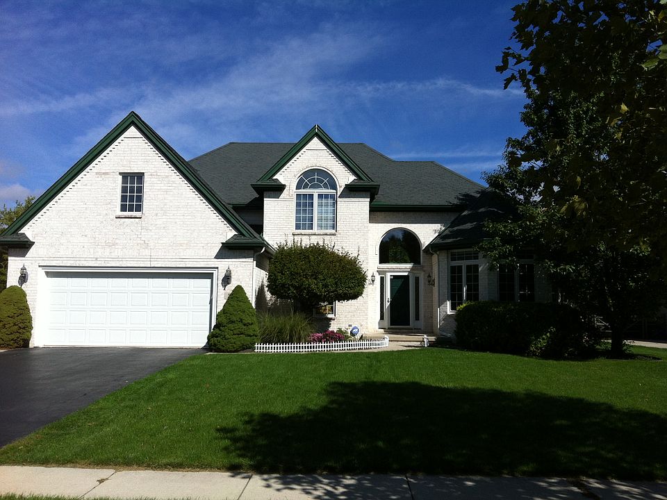 All brick front w/bay window