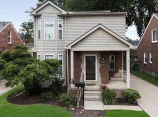 1560 Hampton Rd, Grosse Pointe Woods, MI 48236