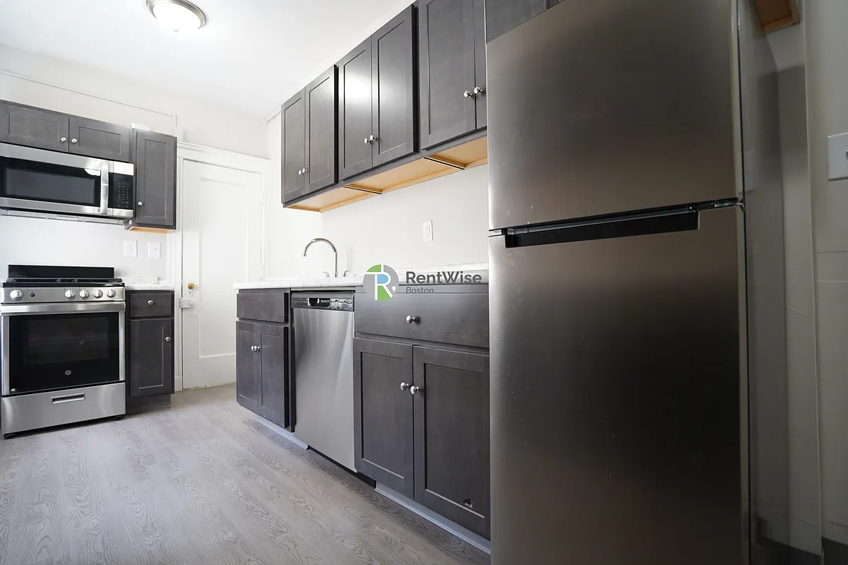 Building Photo - 55 Linden St #11