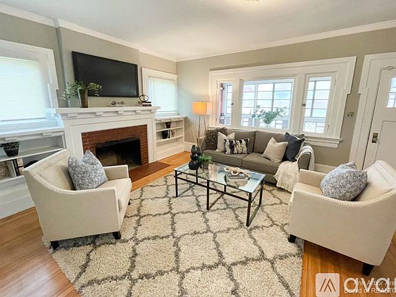 5th image of 1002 Washtenaw Ave #2