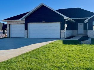 918 S Deerfield Ct, Nixa, MO 65714