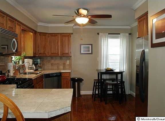 3rd image of 920 Briar Ave
