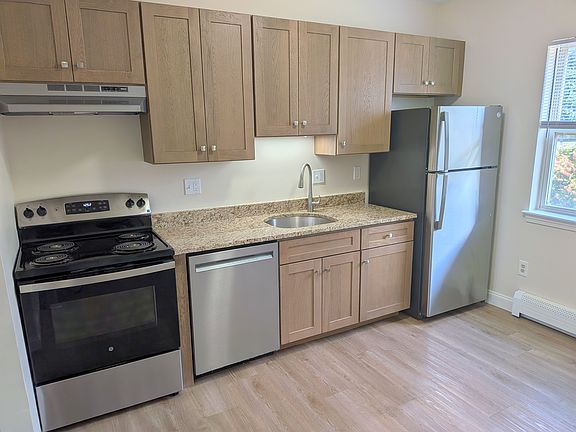 5th image of 146 Pine St APT 1
