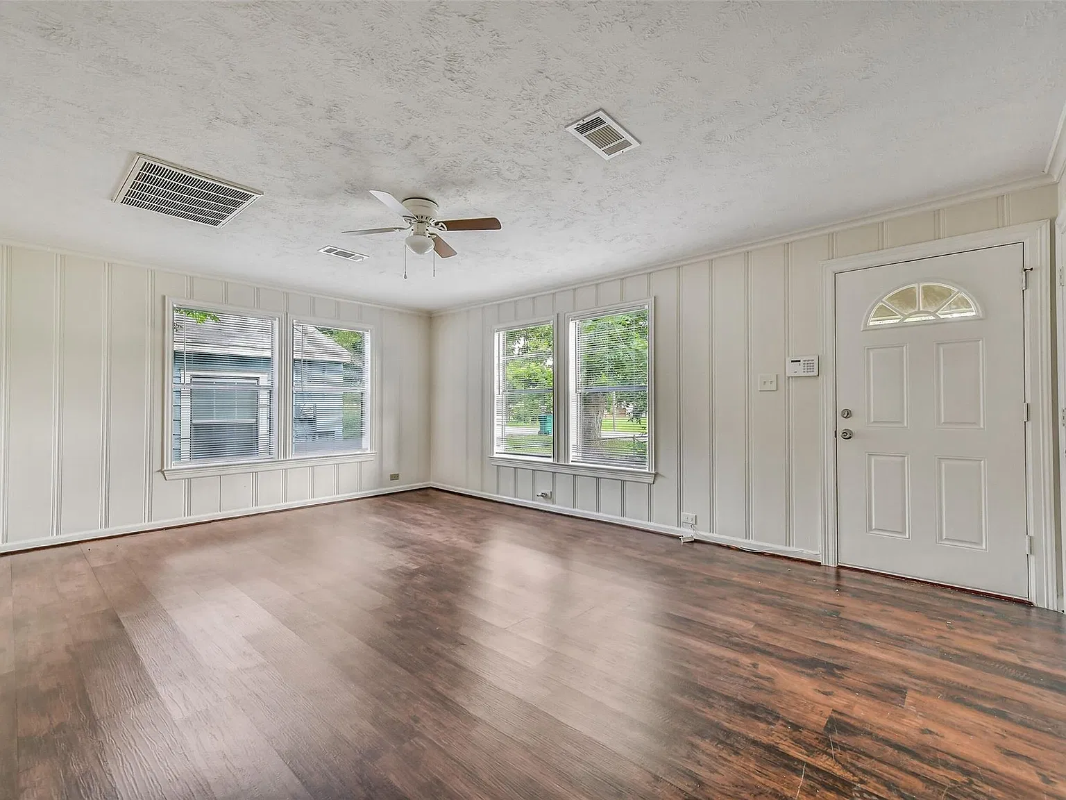 3 bed, 1.0 bath, 1155 sqft, $1,500 — Photo 3