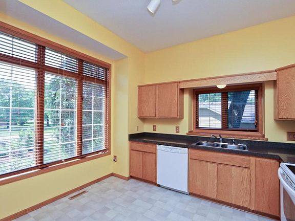 3rd image of 2299 Boxwood Ave E