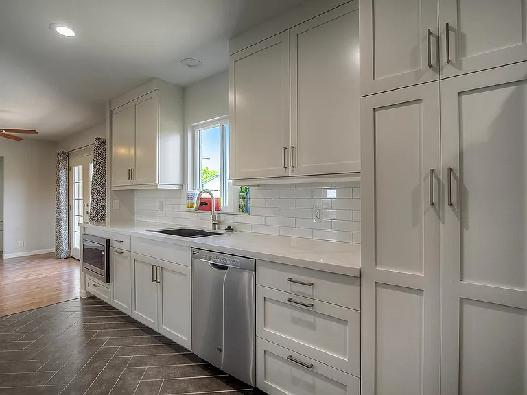 1526 W Windsor Ave — Photo 46