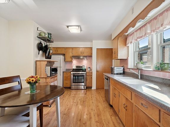 5th image of 3325 Capitol St