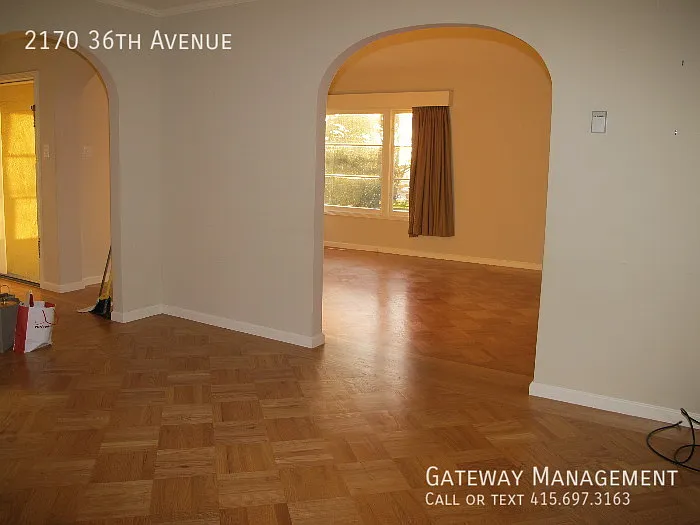 Beautiful sun-filled 3 bedroom, whole house, large garage & yard — Photo 2