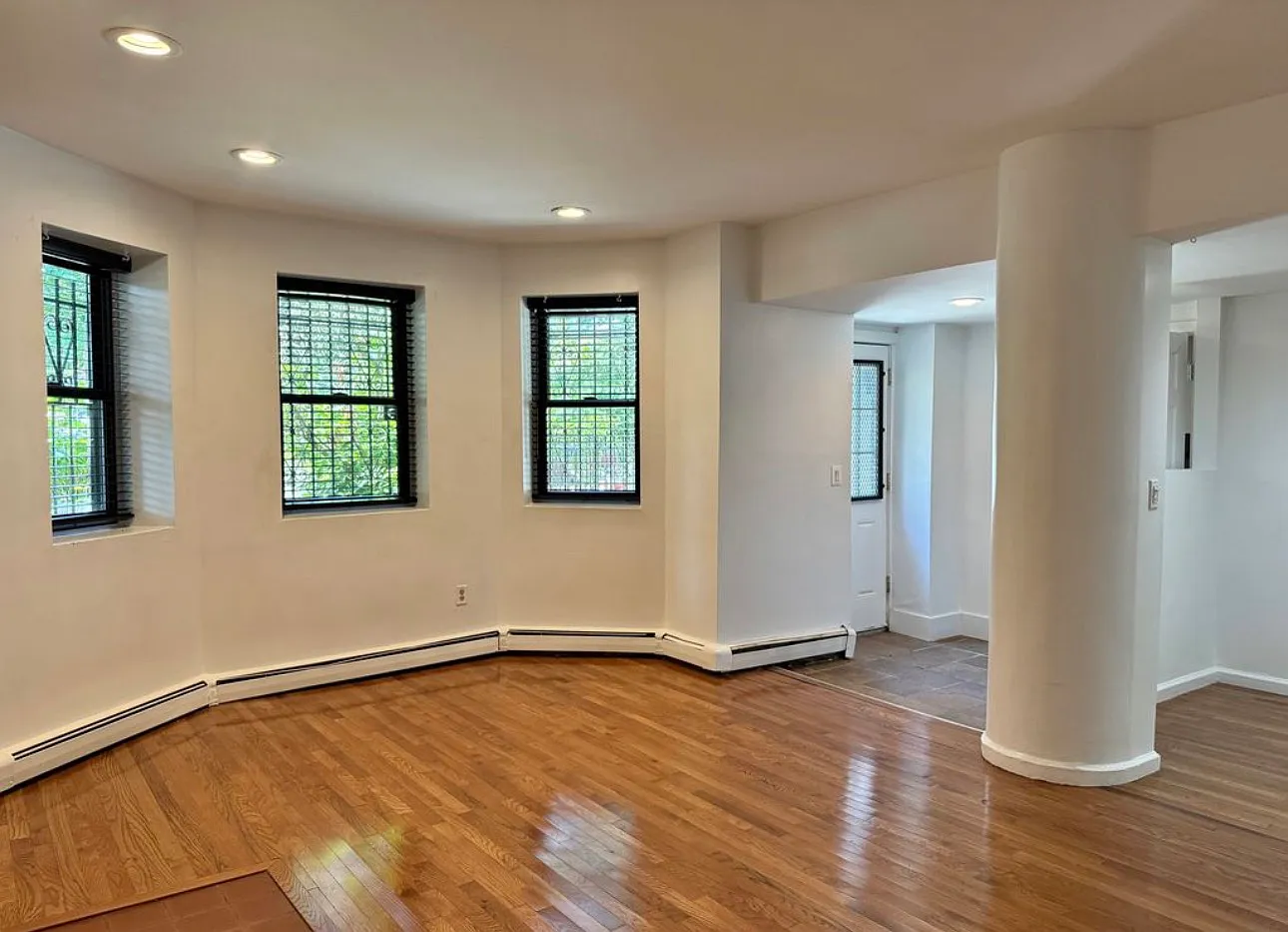 390 Riverway St — Photo 3