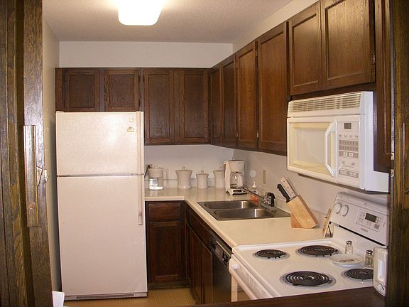 Great kitchen w/brkfst bar.  Appliances stay!