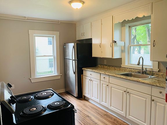 5th image of 906 Portland St Unit D