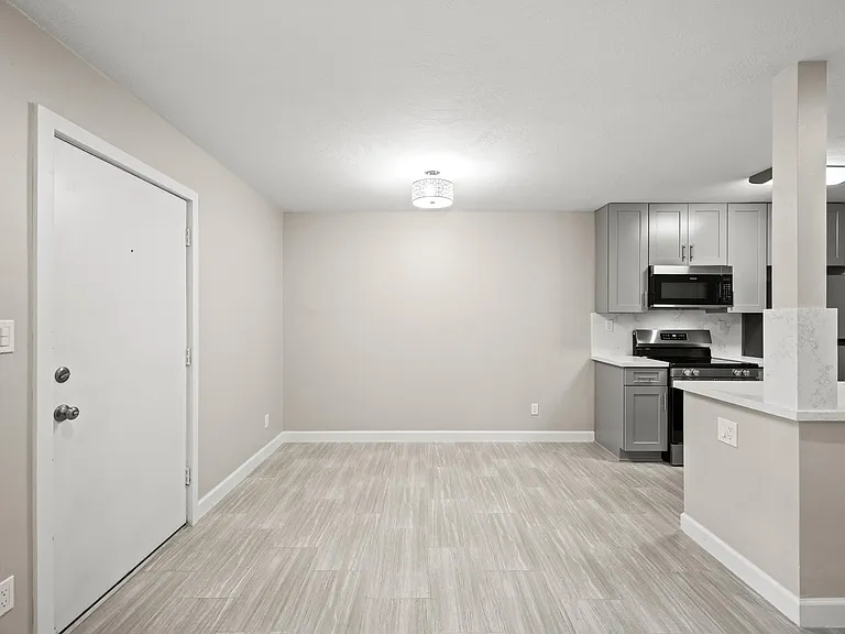2201 Fountain View Dr #25 — Photo 3