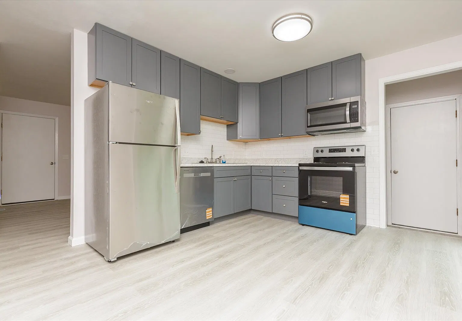 3 bed, 965 sqft, $2,100 — Photo 2