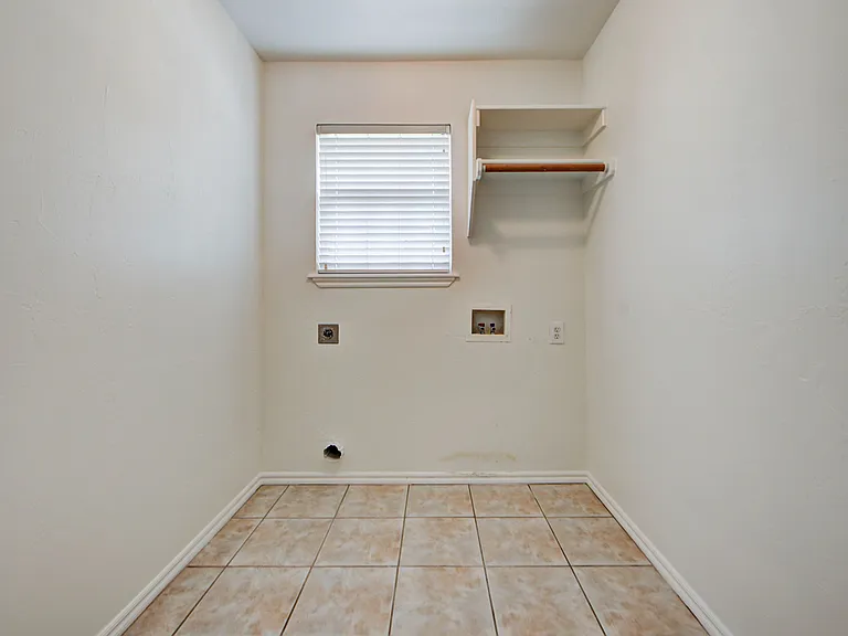608 Cavecreek St — Photo 38