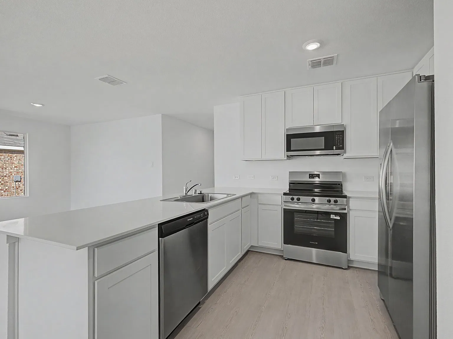 4 bed, 1720 sqft, $2,200 — Photo 3
