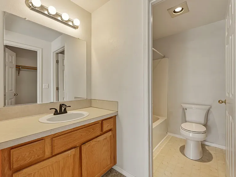916 McCormick St NE — Photo 23