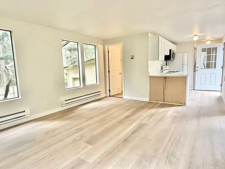3063 Oak Bay Rd — Photo 4